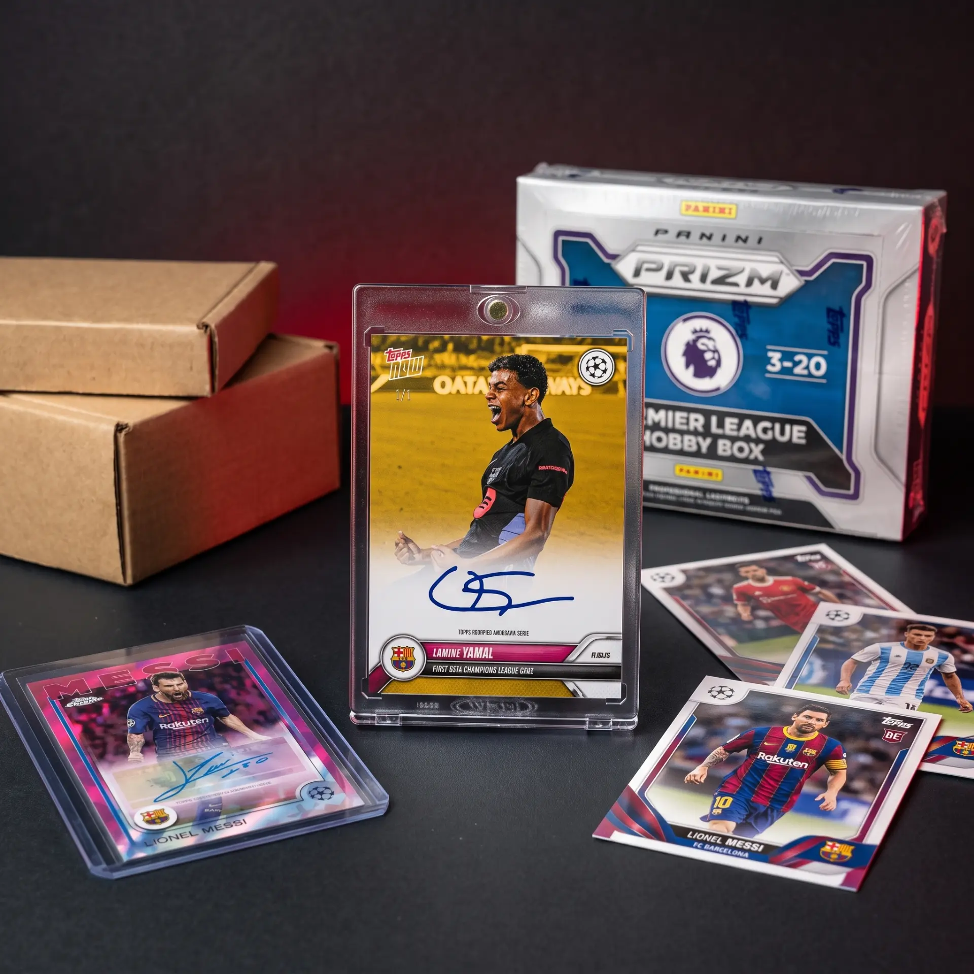 Cartas de fútbol y una caja sellada sobre una mesa de estudio